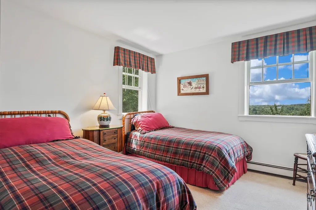 216 Woodland Trace New London NH 03257