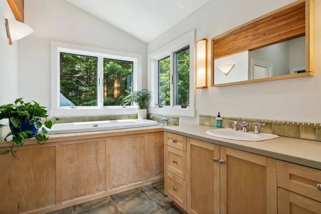 161 Smith Pond Road Enfield NH 03748