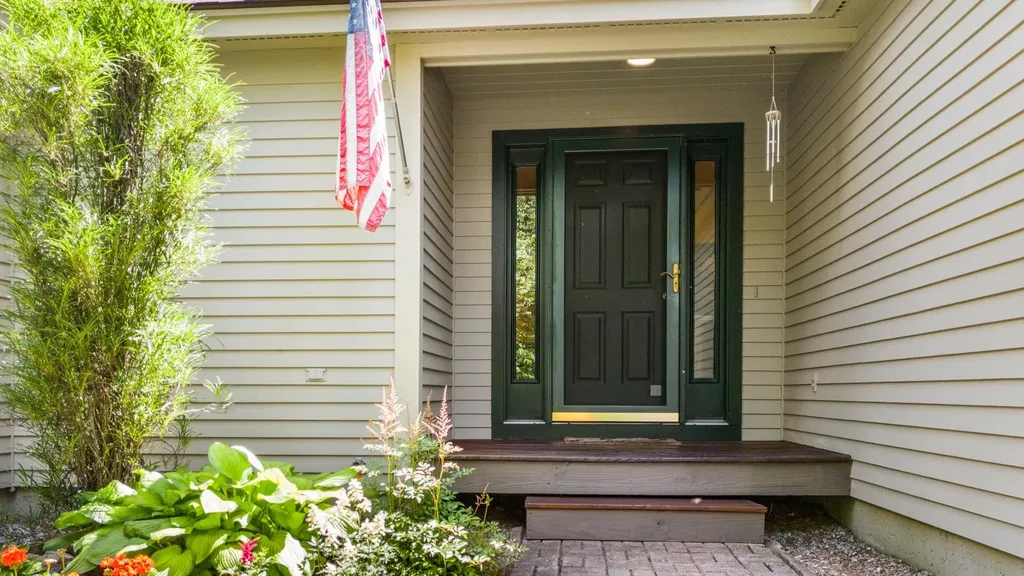 15 Clover Lane New London NH 03257