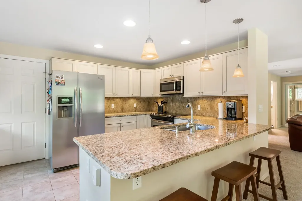 15 Clover Lane New London NH 03257