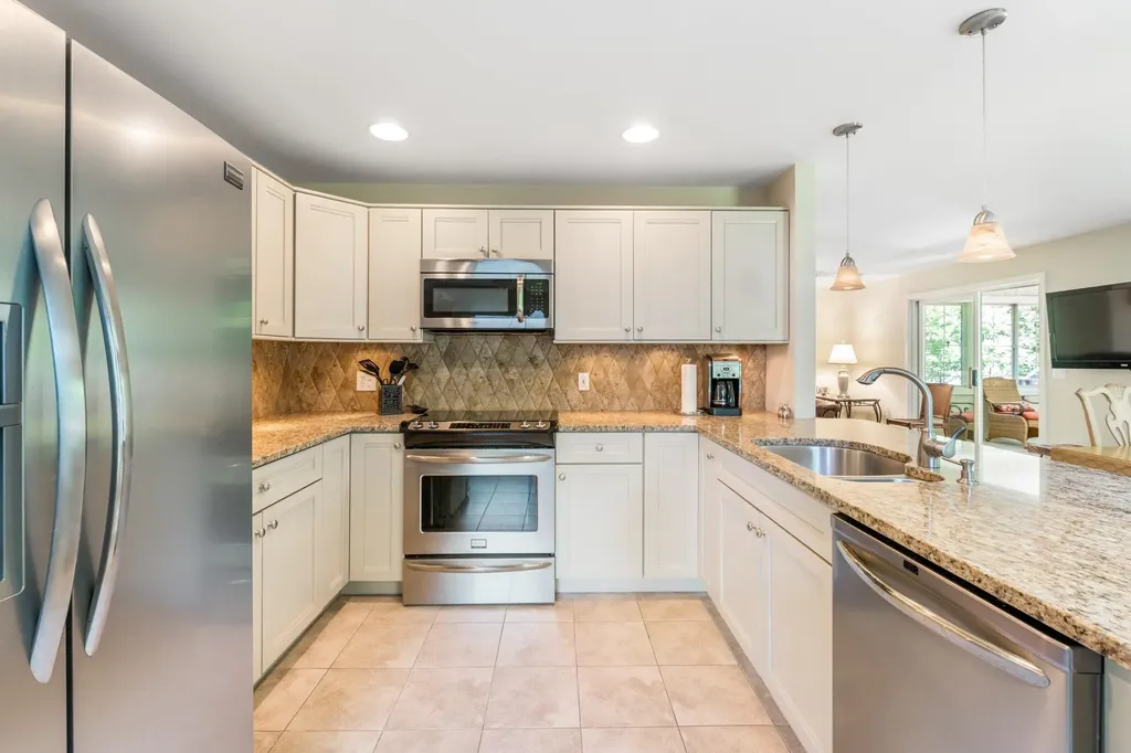 15 Clover Lane New London NH 03257