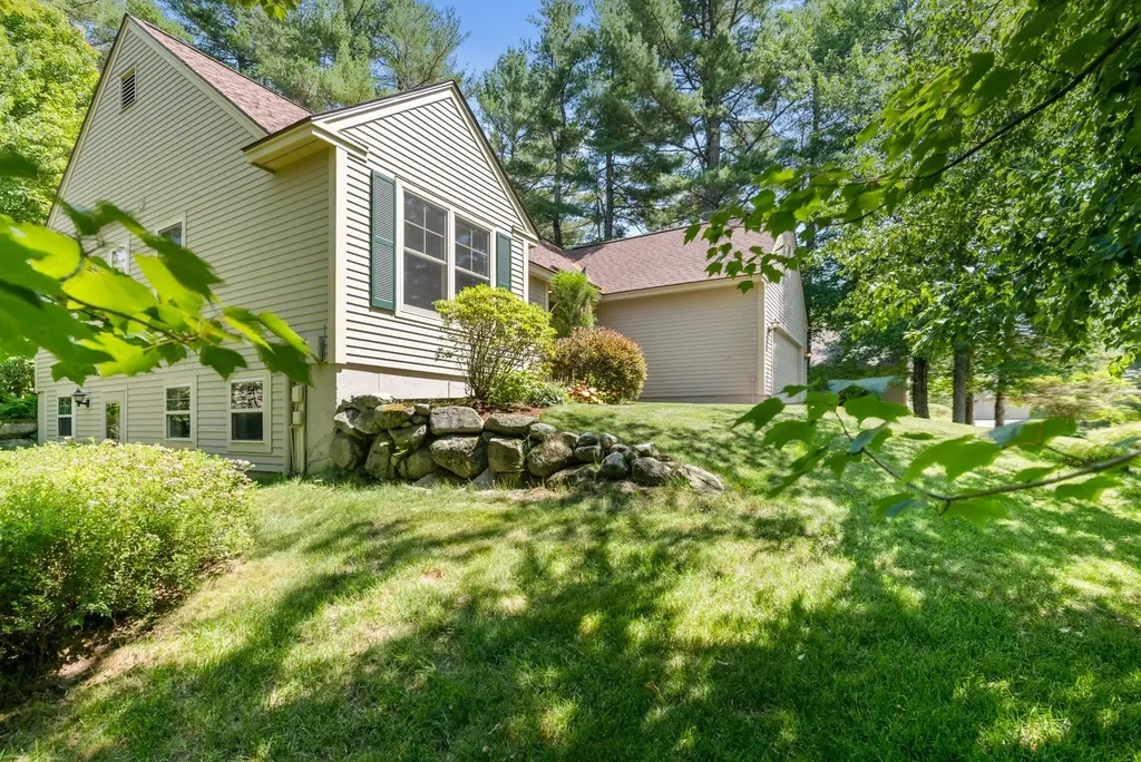 15 Clover Lane New London NH 03257