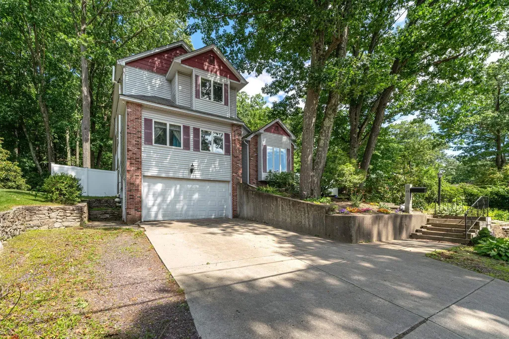 25 Bruce Road Manchester NH 03104