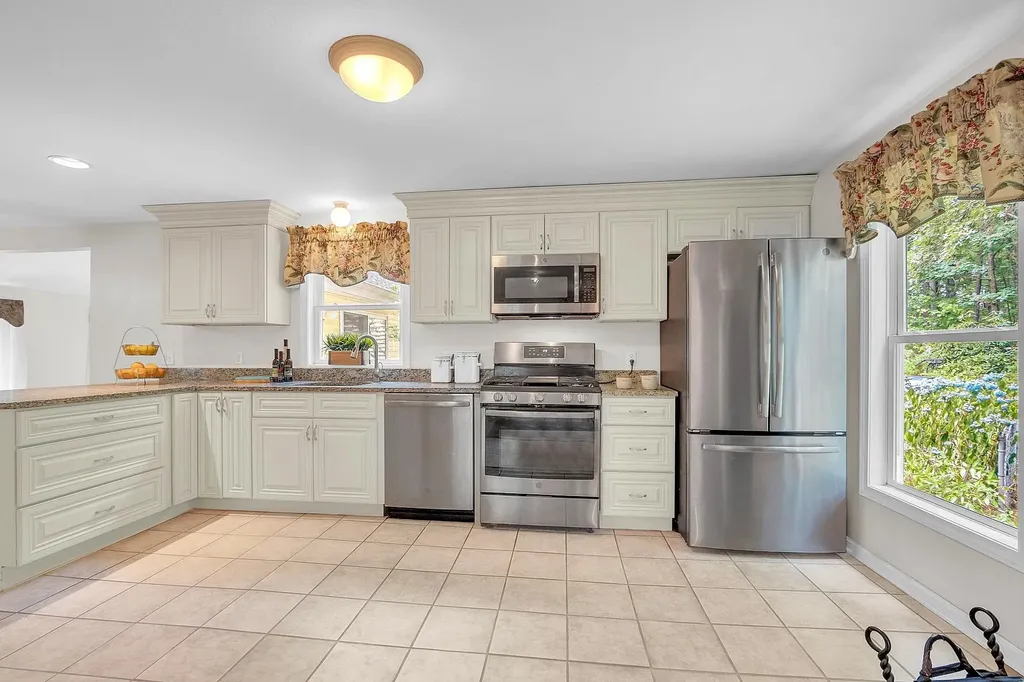 6 Stonewood Lane Hudson NH 03051
