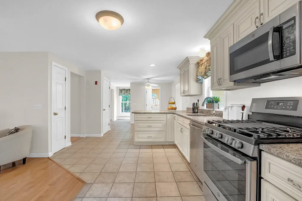 6 Stonewood Lane Hudson NH 03051