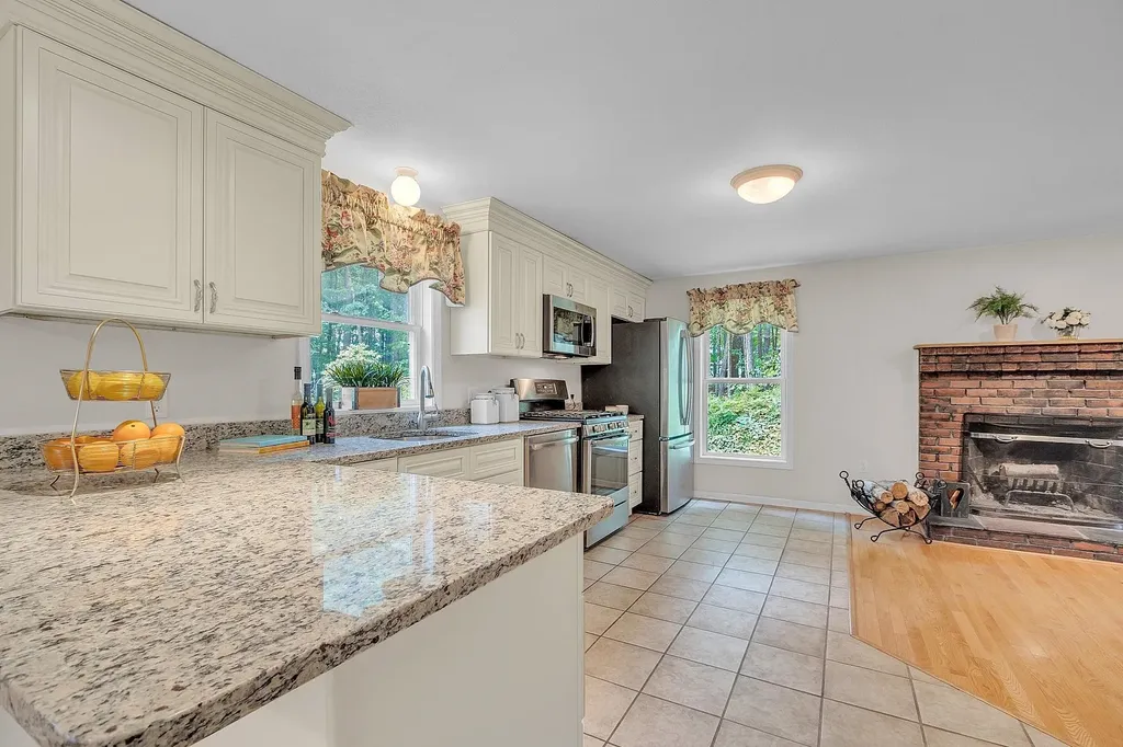6 Stonewood Lane Hudson NH 03051