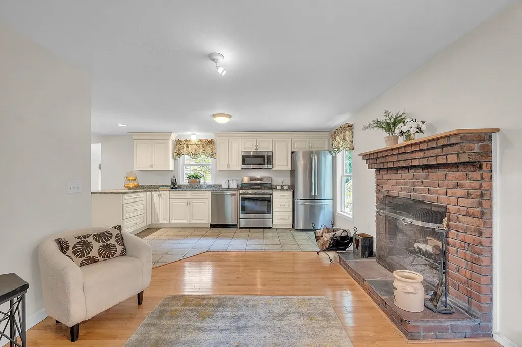 6 Stonewood Lane Hudson NH 03051