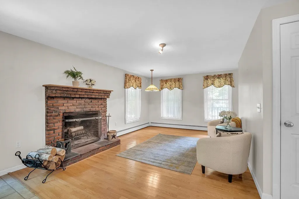 6 Stonewood Lane Hudson NH 03051