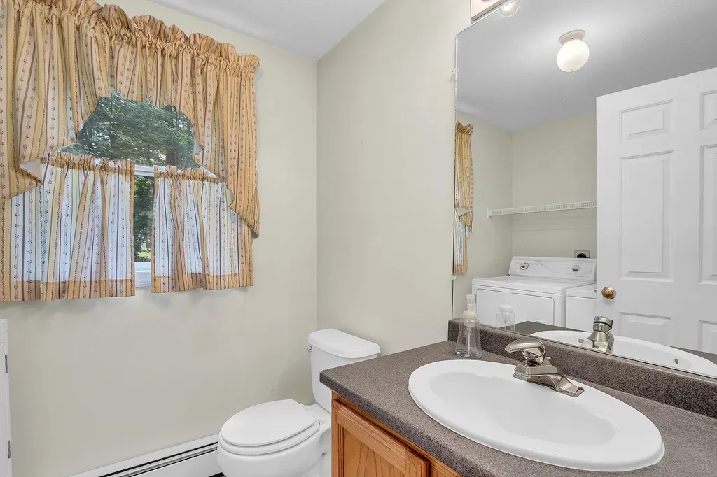 6 Stonewood Lane Hudson NH 03051