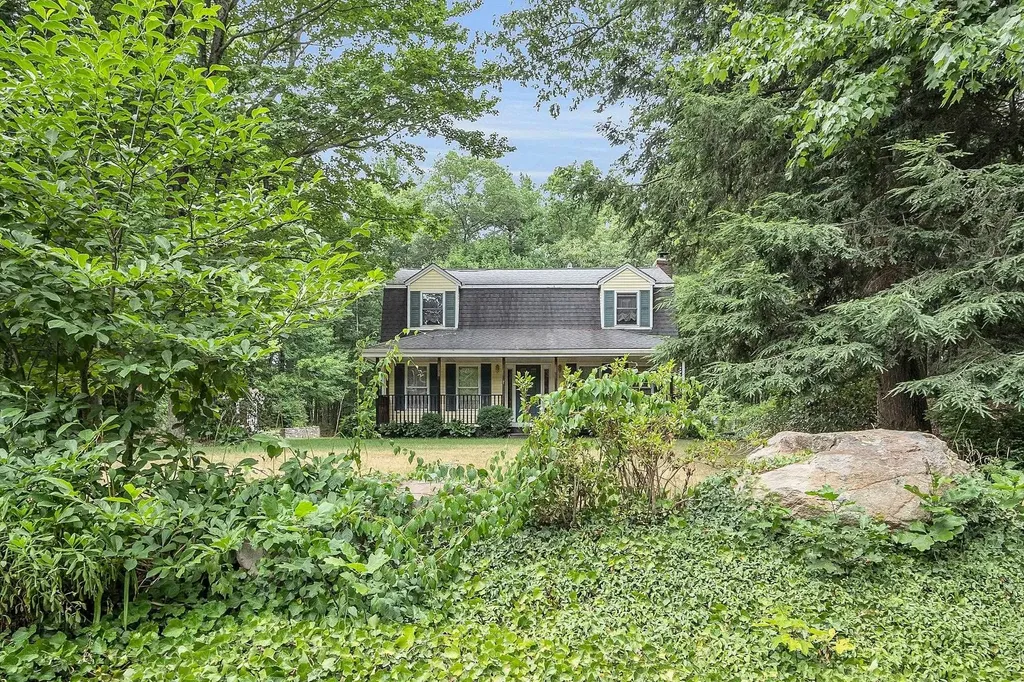6 Stonewood Lane Hudson NH 03051