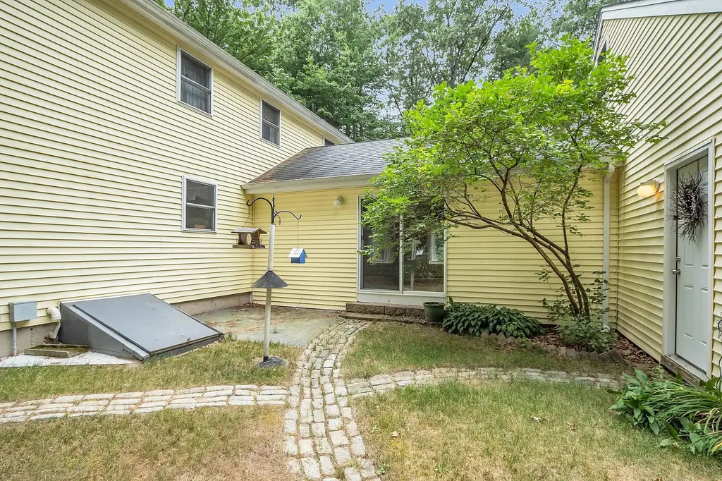 6 Stonewood Lane Hudson NH 03051