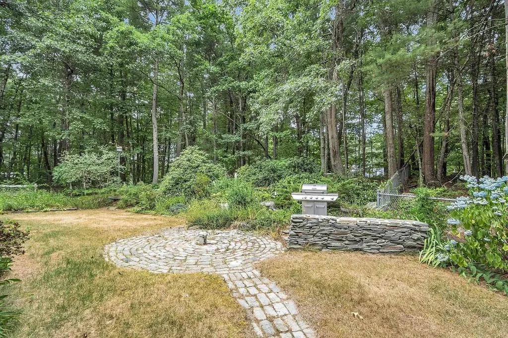 6 Stonewood Lane Hudson NH 03051