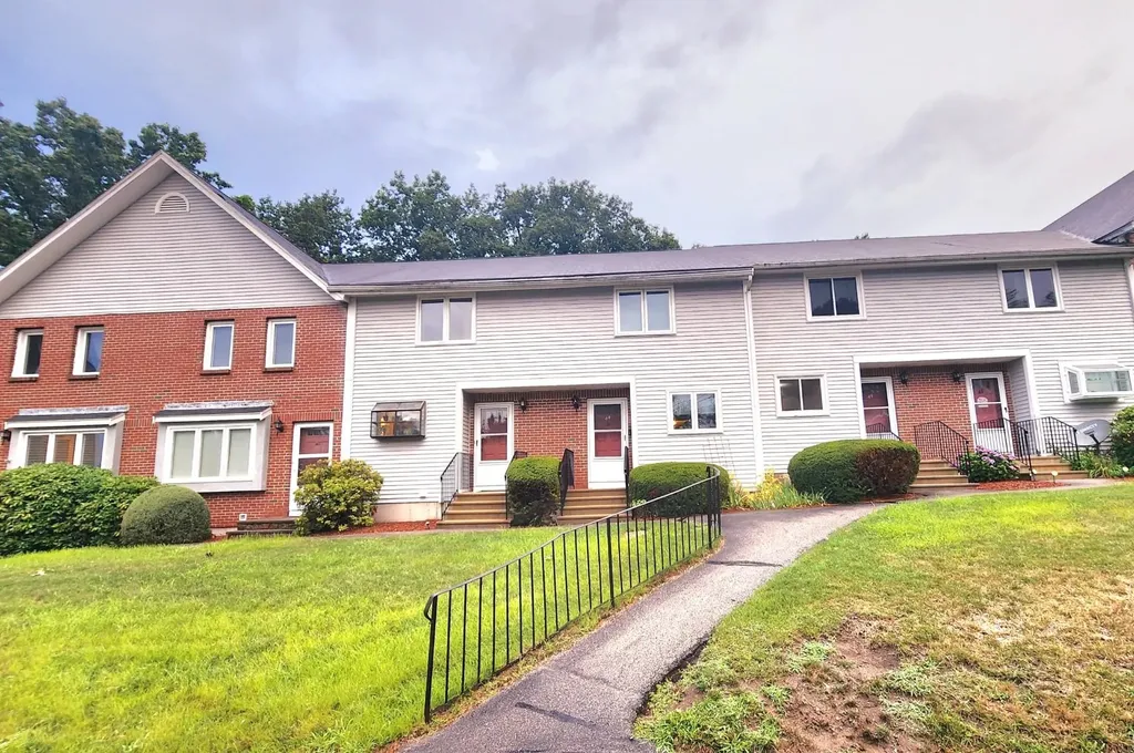 45 Willow Creek Drive Hudson NH 03051
