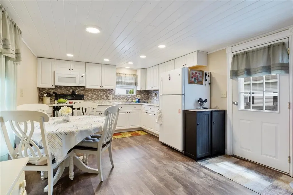 28 Barksdale Avenue Londonderry NH 03053