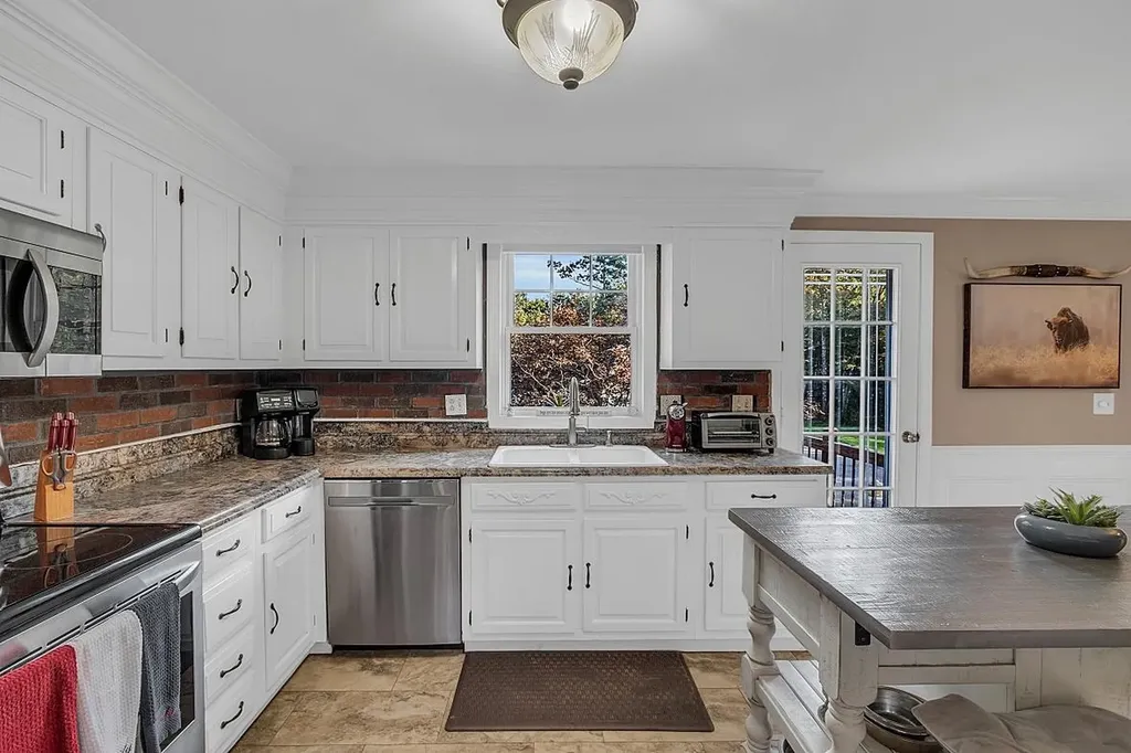 13 Boyd Road Hudson NH 03051