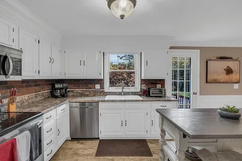 13 Boyd Road Hudson NH 03051