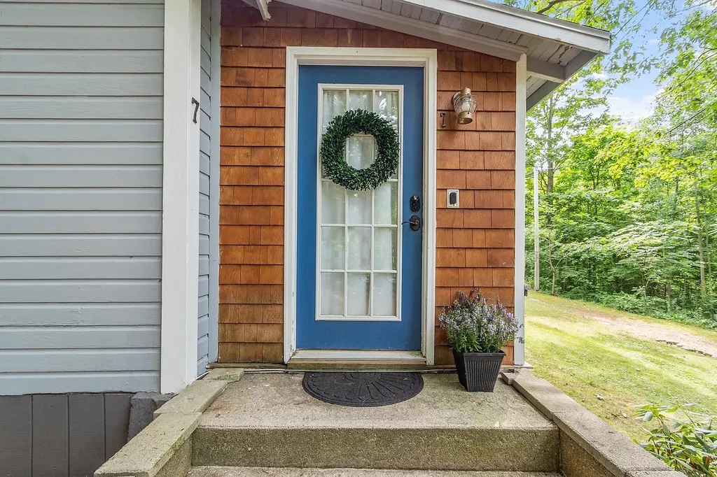 7 Beaver Lake Road Derry NH 03038