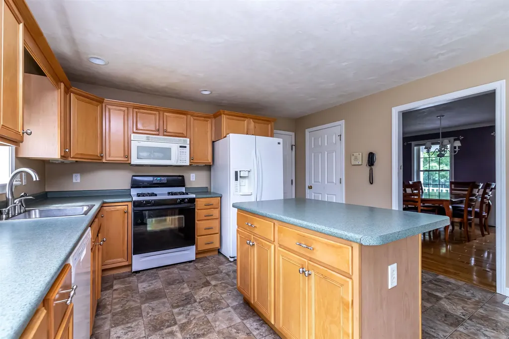 6 Cherrywood Drive Nashua NH 03062
