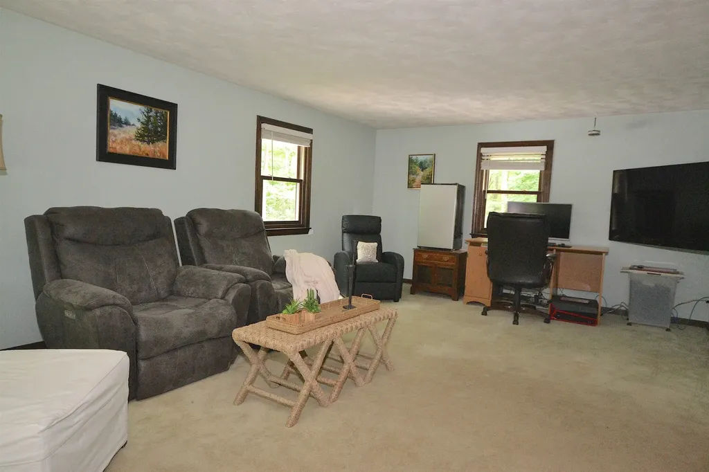 13 Woodhenge Circle Londonderry NH 03053