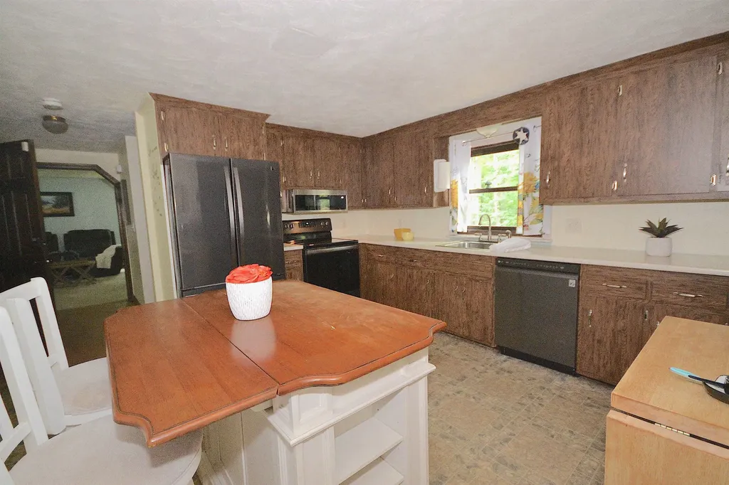 13 Woodhenge Circle Londonderry NH 03053