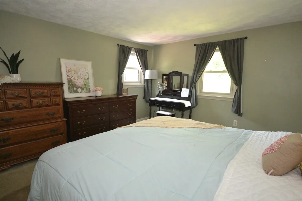 13 Woodhenge Circle Londonderry NH 03053