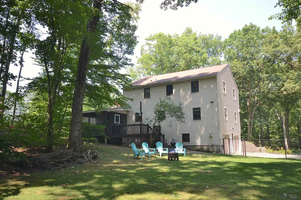 13 Woodhenge Circle Londonderry NH 03053