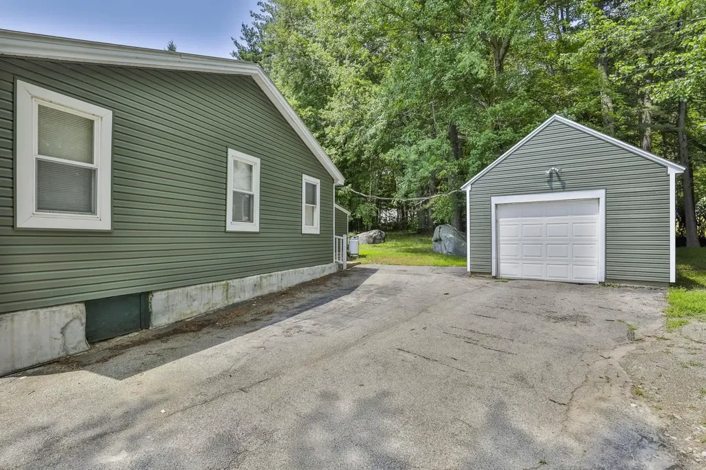 166 Rockingham Road Auburn NH 03032