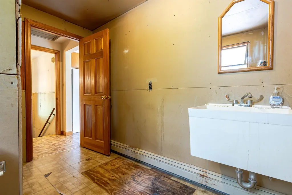 3 Albany Avenue Londonderry NH 03053