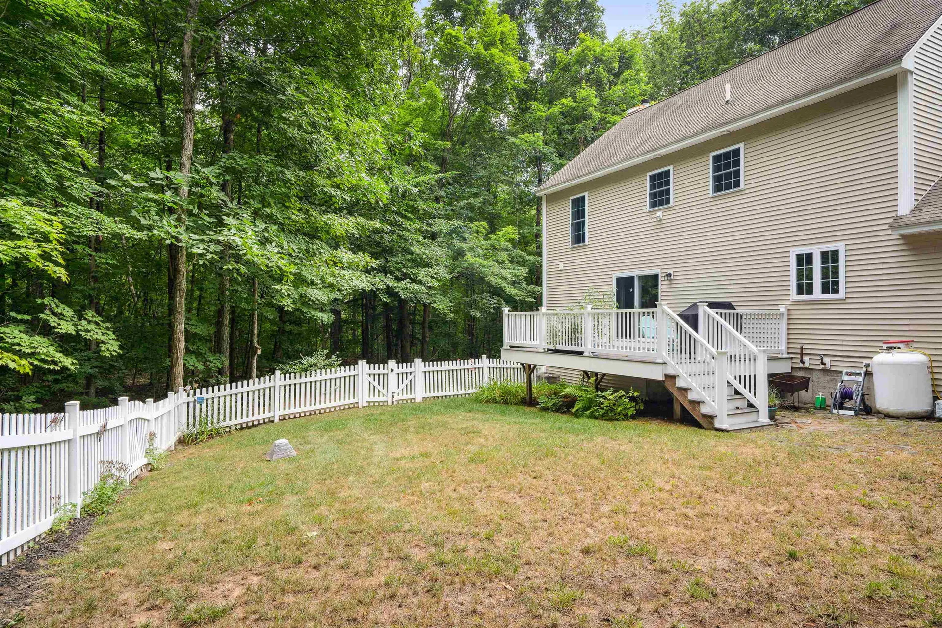 10 Ledgewood Lane Epping NH 03042