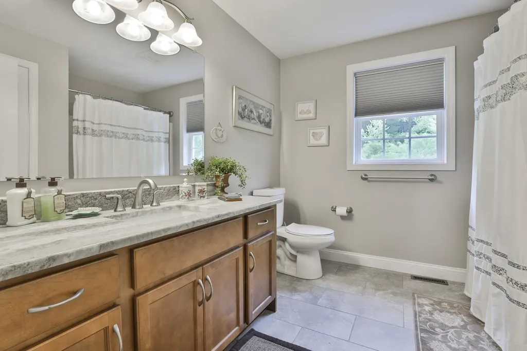 5 Mulligan Way Kingston NH 03848