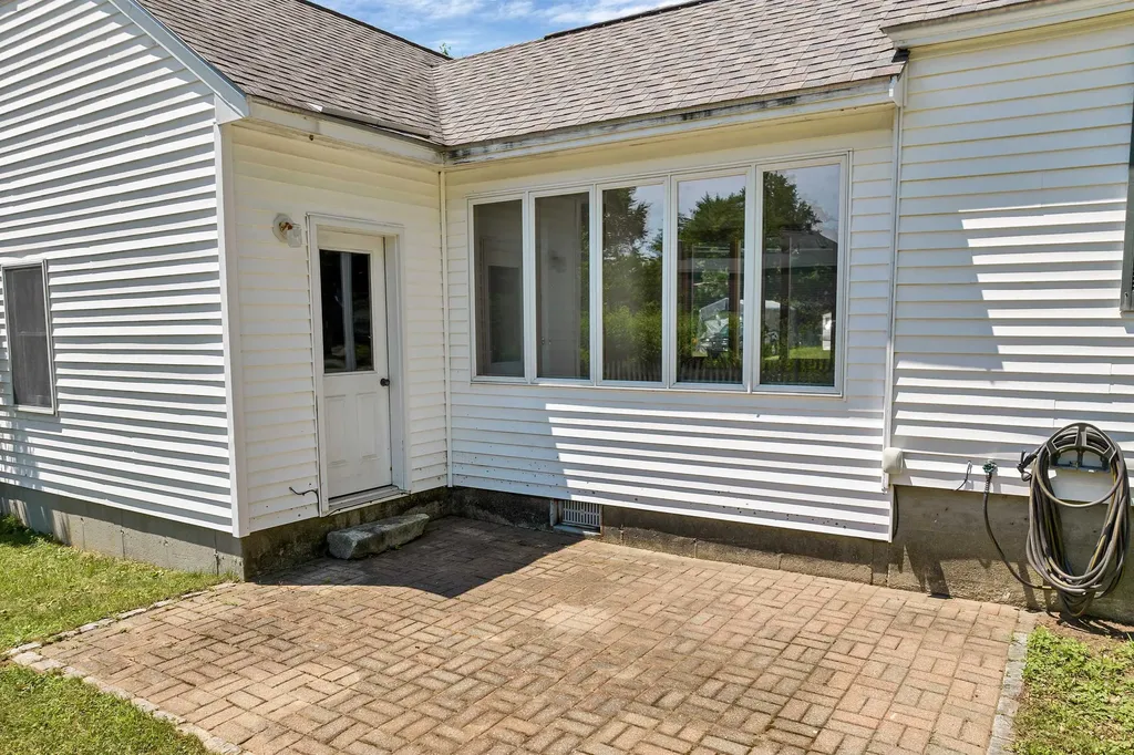 2 Cape Lane Exeter NH 03833