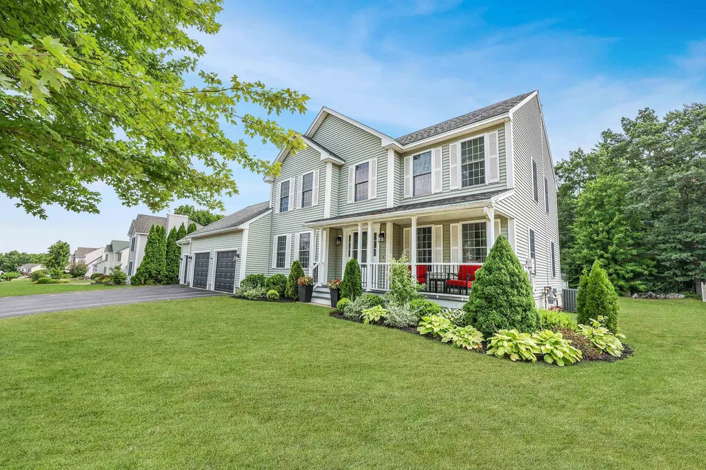 29 Stirling Avenue Hooksett NH 03106