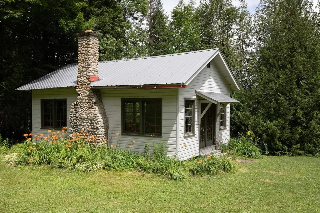 75 Van Hook Road Greensboro VT 05841