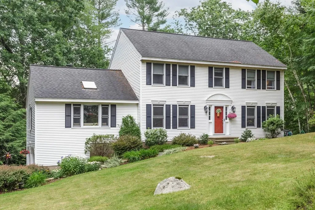 19 White Plains Avenue Londonderry NH 03053