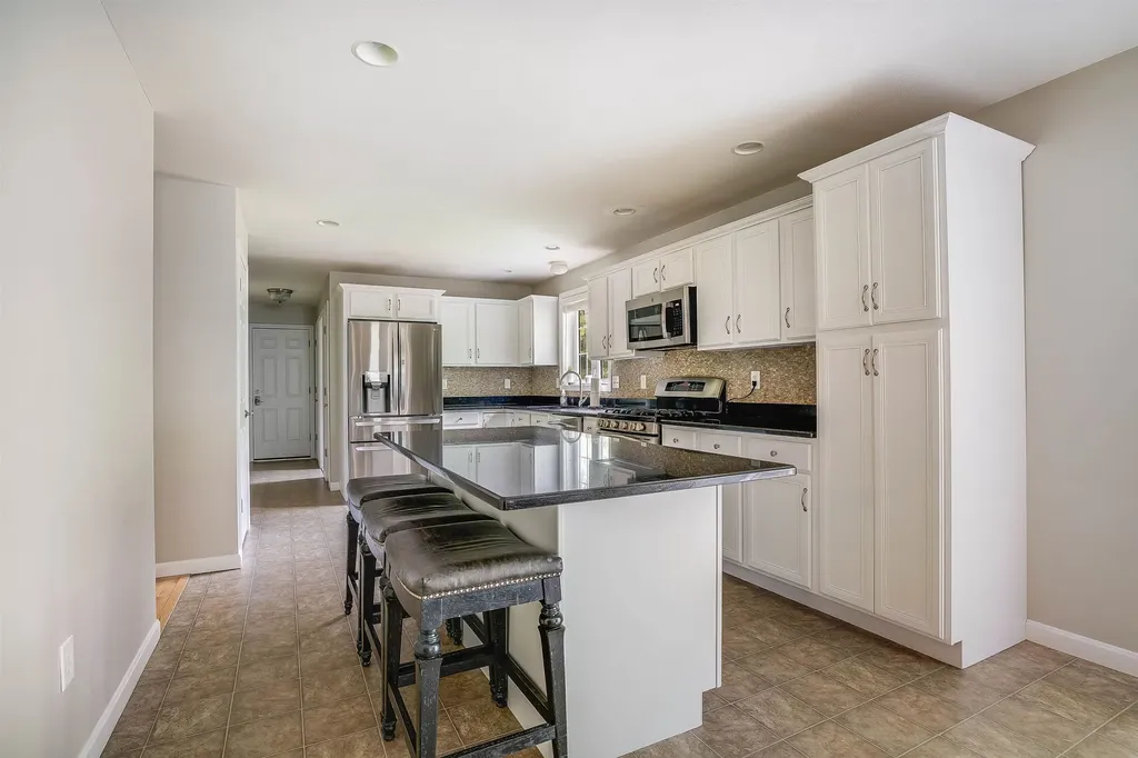 45 Auburn Road Londonderry NH 03053