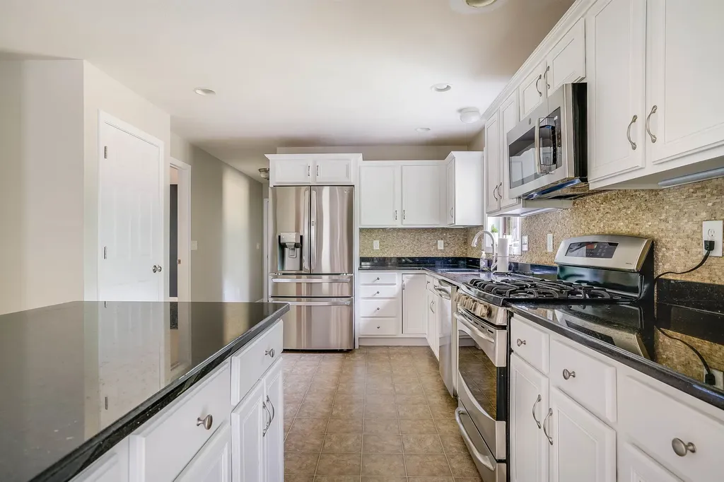 45 Auburn Road Londonderry NH 03053