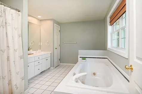 34 Drakes Landing Hampton NH 03842