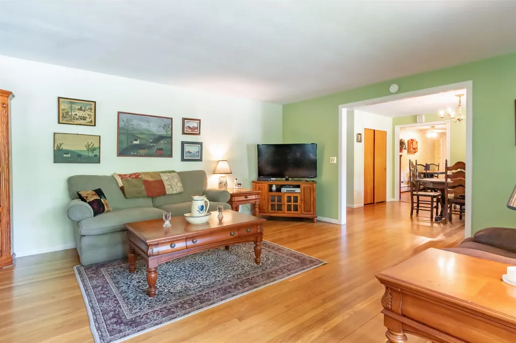 63 Montelona Road Goffstown NH 03045