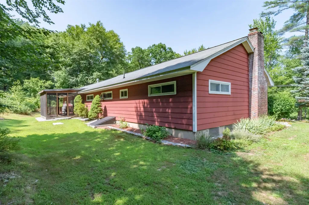 63 Montelona Road Goffstown NH 03045