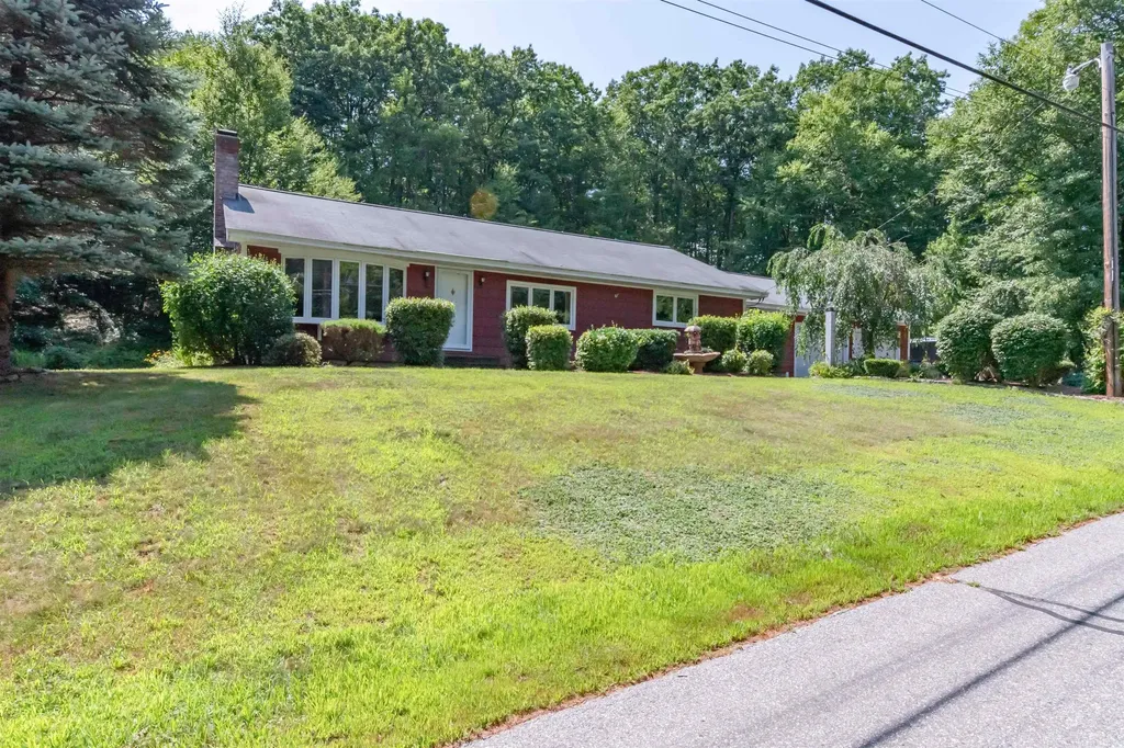 63 Montelona Road Goffstown NH 03045