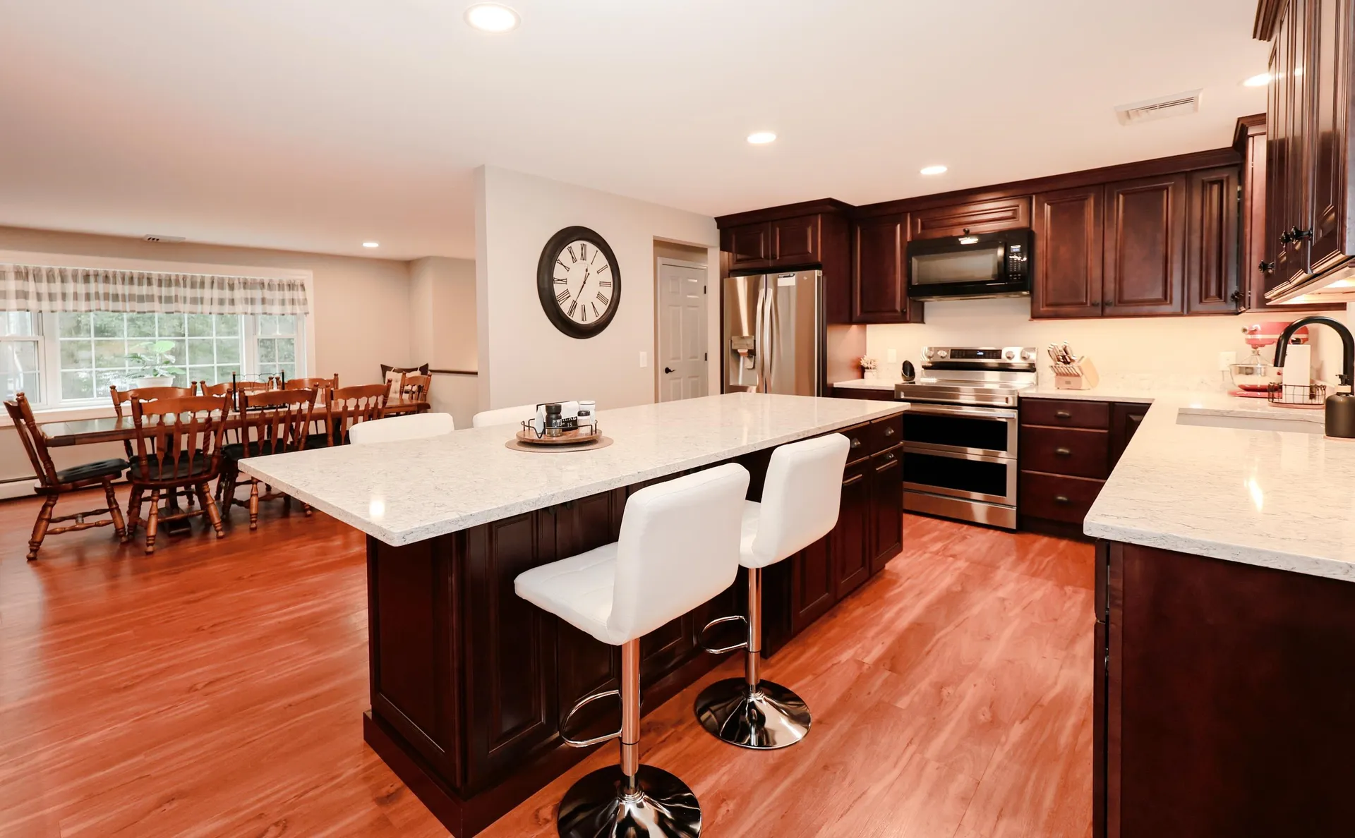 8 Blue Jay Way Litchfield NH 03052