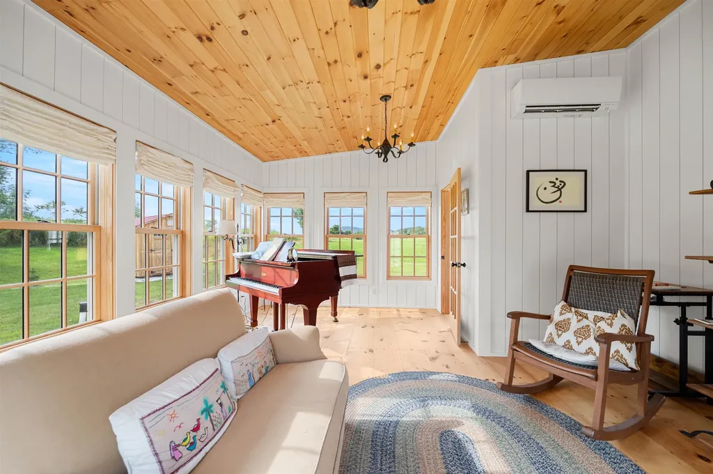 47 Vineyard View Drive Charlotte VT 05445-4201