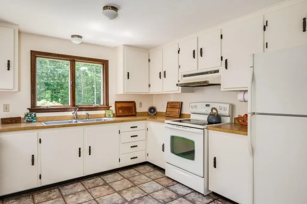 15 George Bennett Road Lee NH 03861