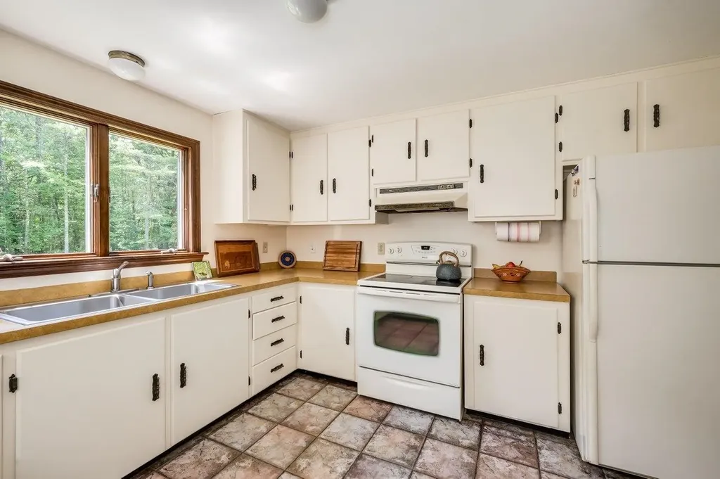15 George Bennett Road Lee NH 03861