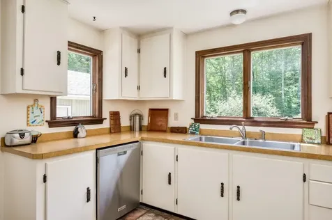 15 George Bennett Road Lee NH 03861