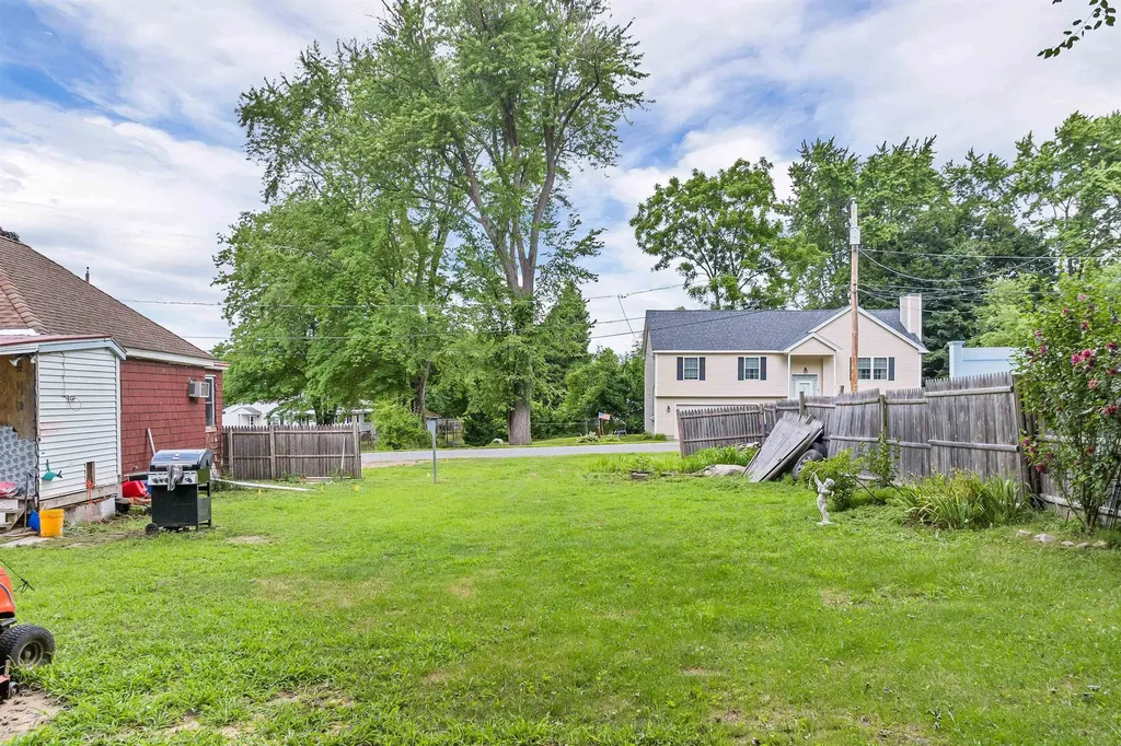 14 Summer Avenue Hudson NH 03051