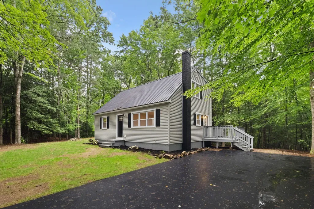 18 Blueberry Hill Road Raymond NH 03077