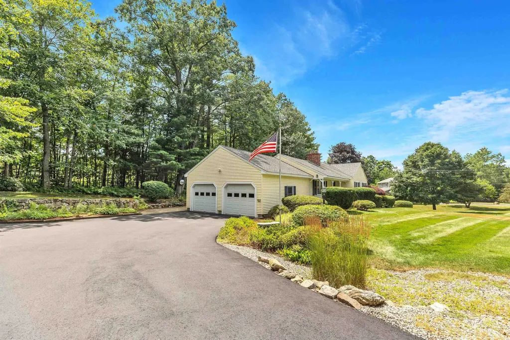 43 Castle Drive Hooksett NH 03106