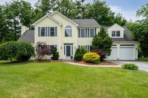 16 Stirling Avenue Hooksett NH 03106