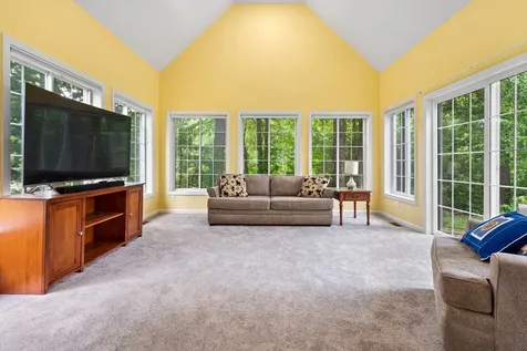16 Stirling Avenue Hooksett NH 03106